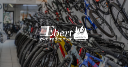 Zweirad Eber Verkaufsraum mit Logo-Overlay